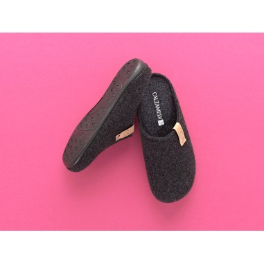 Zapatilla de casa gris oscuro