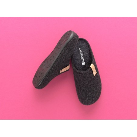 Zapatilla de casa gris oscuro