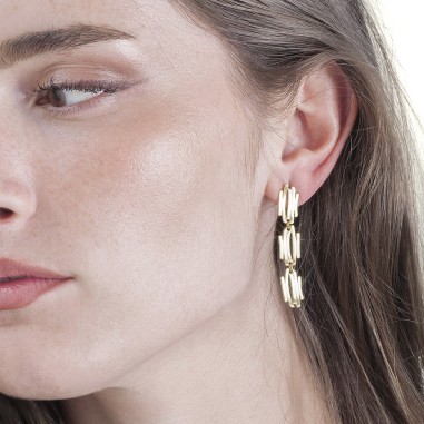 Pendientes largos de motivo irregular con baño de oro 18k